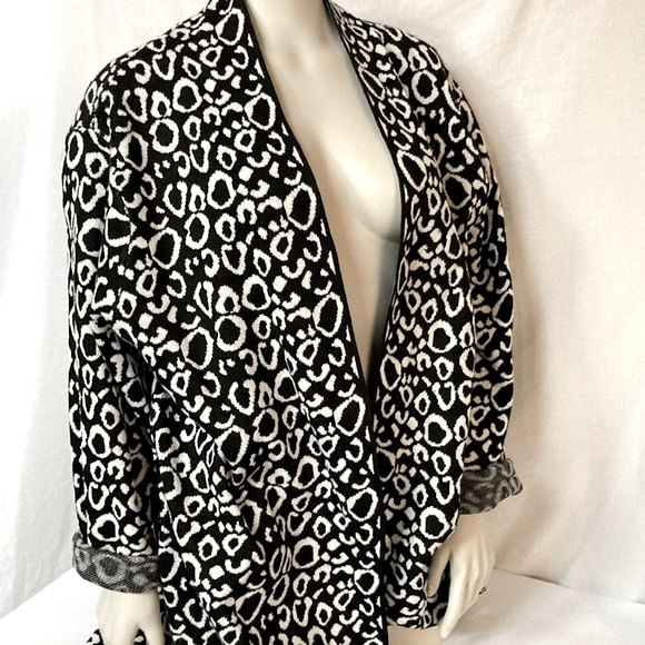 BELLA RODRIGUEZ Women’s Plus Size 2X Long Cardigan Print Pattern Black/White NWT - Picture 5 of 6